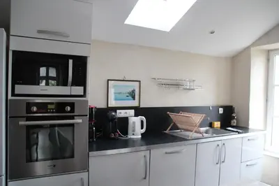 Cuisine ou kitchenette dans l'établissement L'Appartement du port, vue mer, jardin et parking
