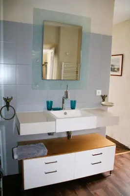 Salle de bains dans l'établissement L'Appartement du port, vue mer, jardin et parking