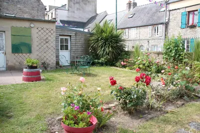 Jardin de l'établissement L'Appartement du port, vue mer, jardin et parking