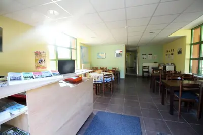 Coin salon dans l'établissement Ostal Scrignac - Gîte d'étape de la Gare