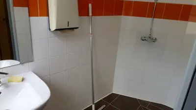 Salle de bains dans l'établissement Ostal Scrignac - Gîte d'étape de la Gare