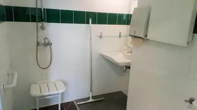 Salle de bains dans l'établissement Ostal Scrignac - Gîte d'étape de la Gare