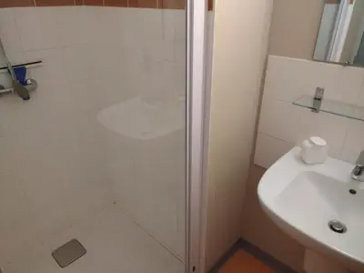 Salle de bains dans l'établissement Ostal Scrignac - Gîte d'étape de la Gare