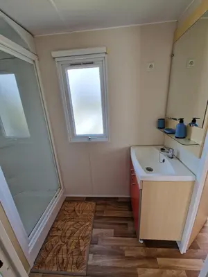 Salle de bains dans l'établissement Mobil home plouescat