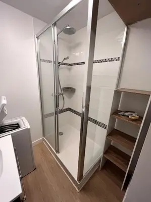 Salle de bains dans l'établissement T2 au coeur du centre ville