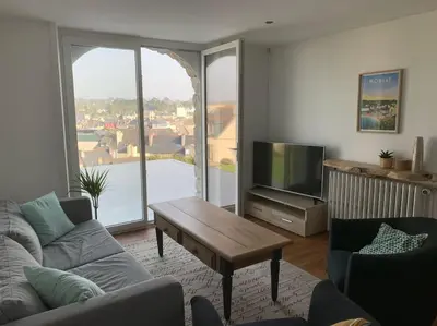 Coin salon dans l'établissement Ty Reuz - Maison avec 40 m2 de terrasse vue mer à Morgat