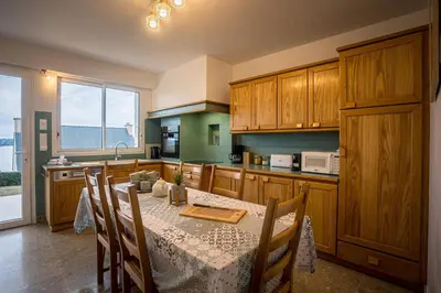 Cuisine ou kitchenette dans l'établissement Ty Ewano, vue mer