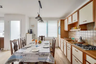 Cuisine ou kitchenette dans l'établissement Maison pour 6, port et plage de Lesconil