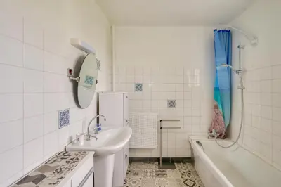 Salle de bains dans l'établissement Maison pour 6, port et plage de Lesconil