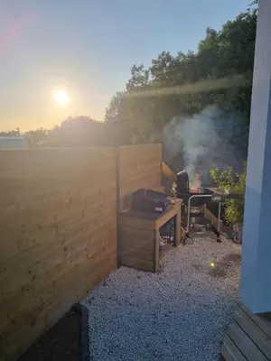 Barbecue disponible mis à disposition des clients de la villa