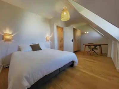 Un ou plusieurs lits dans un hébergement de l'établissement Maison de charme vue mer
