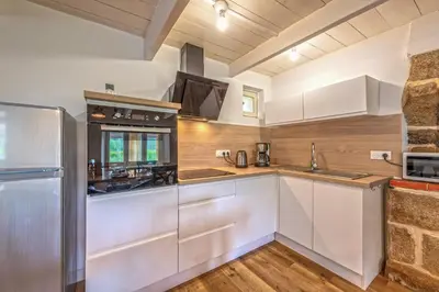 Cuisine ou kitchenette dans l'établissement Ty Colo Plougasnou - Longère à 2.5km de la plage