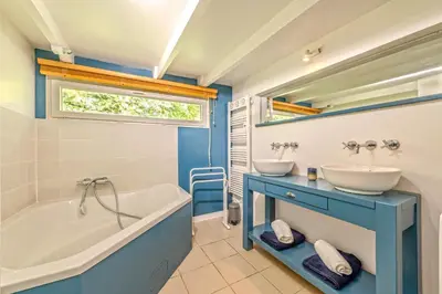Salle de bains dans l'établissement Ty Colo Plougasnou - Longère à 2.5km de la plage