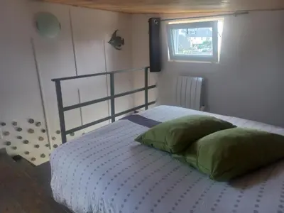 Un ou plusieurs lits dans un hébergement de l'établissement Studio bois indépendant au calme