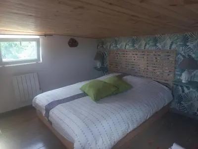 Un ou plusieurs lits dans un hébergement de l'établissement Studio bois indépendant au calme