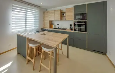Cuisine ou kitchenette dans l'établissement Awesome Apartment In Le Conquet