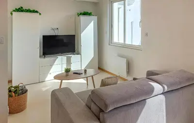 Télévision ou salle de divertissement dans l'établissement Awesome Apartment In Le Conquet