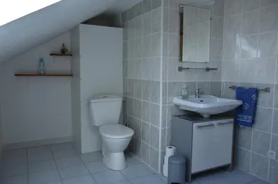 Salle de bains dans l'établissement MAISON à la campagne à LENNON