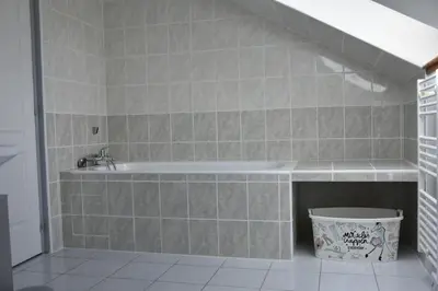 Salle de bains dans l'établissement MAISON à la campagne à LENNON