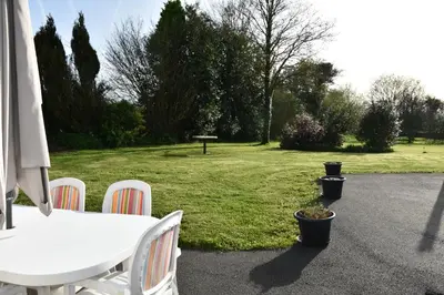 Jardin de l'établissement MAISON à la campagne à LENNON