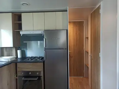 Cuisine ou kitchenette dans l'établissement Mobil home dans Camping 4 étoiles