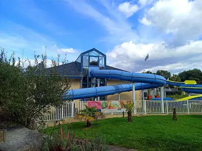 Piscine de l'établissement Mobil home dans Camping 4 étoiles ou située à proximité