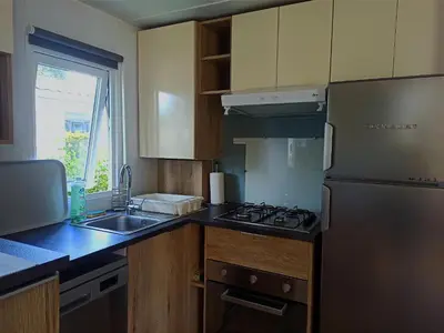 Cuisine ou kitchenette dans l'établissement Mobil home dans Camping 4 étoiles