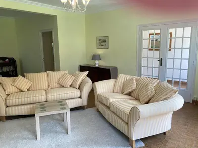 Coin salon dans l'établissement Cheerful two bedroom house PLONEVEZ du Faou