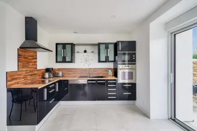 Cuisine ou kitchenette dans l'établissement Plages La Torche et du Ster - Maison pour 6- Surf
