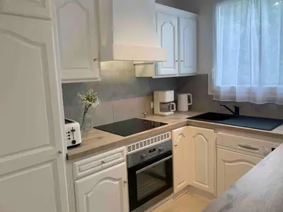 Cuisine ou kitchenette dans l'établissement Maison spacieuse 120 m plage de la grève blanche