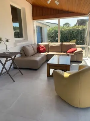 Coin salon dans l'établissement Maison spacieuse 120 m plage de la grève blanche