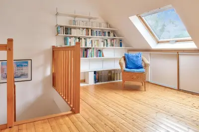 Bibliothèque dans la maison de vacances