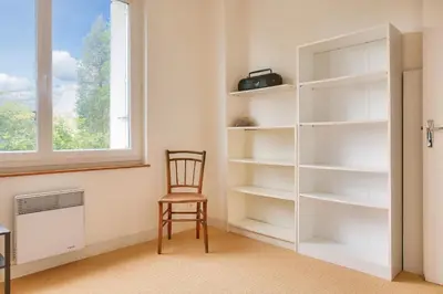 Bibliothèque dans la maison de vacances
