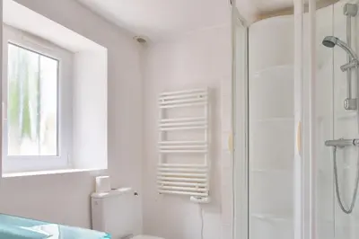 Salle de bains dans l'établissement Évasion proche des plages et du port