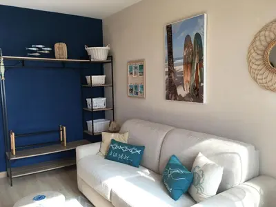 Coin salon dans l'établissement Studio Bénodet vue mer