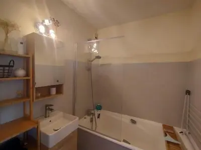 Salle de bains dans l'établissement Studio Bénodet vue mer