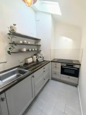 Cuisine ou kitchenette dans l'établissement Maisonette proche de la mer