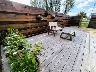 Jardin de l'établissement Maisonette proche de la mer
