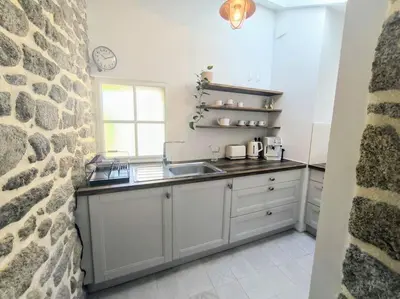 Cuisine ou kitchenette dans l'établissement Maisonette proche de la mer
