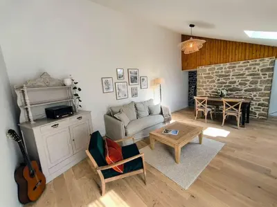 Télévision ou salle de divertissement dans l'établissement Maisonette proche de la mer