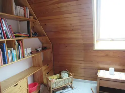 Bibliothèque dans la maison de vacances