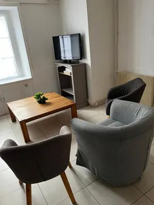 Télévision ou salle de divertissement dans l'établissement Gîte Les Hortensias