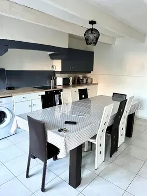 Cuisine ou kitchenette dans l'établissement Gîte Les Hortensias