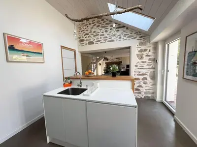 Cuisine ou kitchenette dans l'établissement Jolie maison de vacances à 5 mn à pied des plages