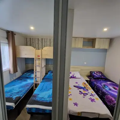 Un ou plusieurs lits dans un hébergement de l'établissement MH1-Gd CONFORT 3CH- 6-7 Pl -2 SDB-2 WC- WIFI - TV - LAVE VAISSELLE - LAVE LINGE- DRAPS FOURNIS-LITS FAITS A VOTRE ARRIVEE !! -- 
