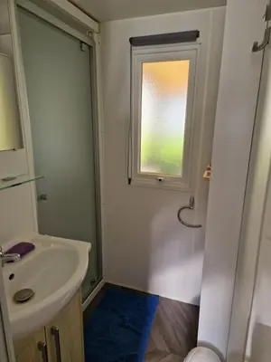 Salle de bains dans l'établissement MH1-Gd CONFORT 3CH- 6-7 Pl -2 SDB-2 WC- WIFI - TV - LAVE VAISSELLE - LAVE LINGE- DRAPS FOURNIS-LITS FAITS A VOTRE ARRIVEE !! -- 