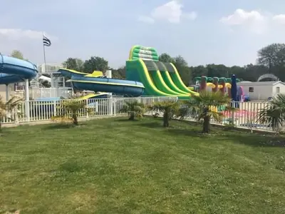 Piscine de l'établissement MH1-Gd CONFORT 3CH- 6-7 Pl -2 SDB-2 WC- WIFI - TV - LAVE VAISSELLE - LAVE LINGE- DRAPS FOURNIS-LITS FAITS A VOTRE ARRIVEE !! -- 
