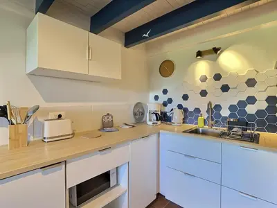 Cuisine ou kitchenette dans l'établissement Maison Trezma à 450m de la plage