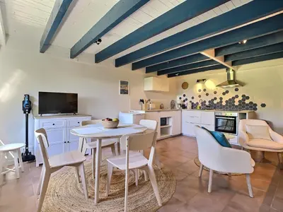 Télévision ou salle de divertissement dans l'établissement Maison Trezma à 450m de la plage