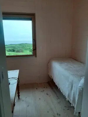 Un ou plusieurs lits dans un hébergement de l'établissement Maison en bois vue sur mer en Bretagne 5 couchages